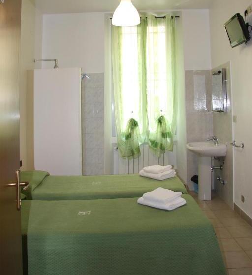 标准单人间共用浴室, Adelchi