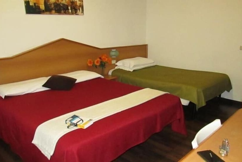 标准三人间共用浴室, Ambra