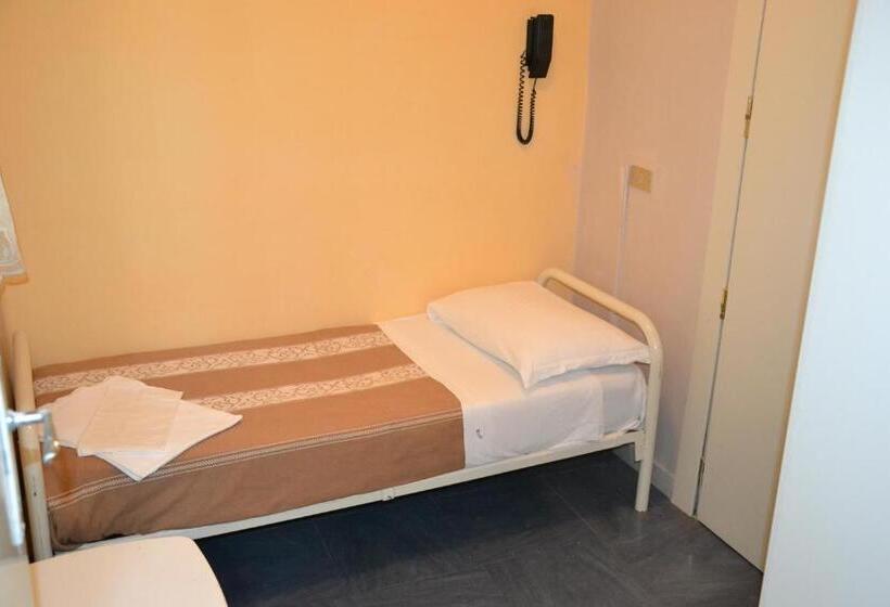 Camera Standard Individuale, Britta