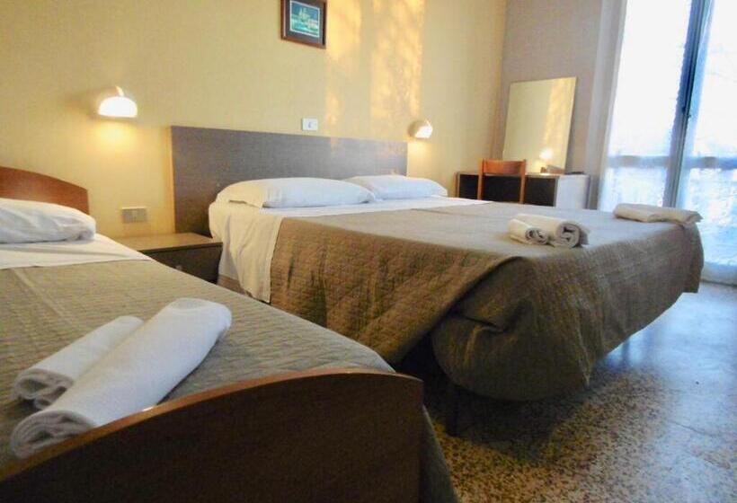 Camera Tripla Standard, Britta