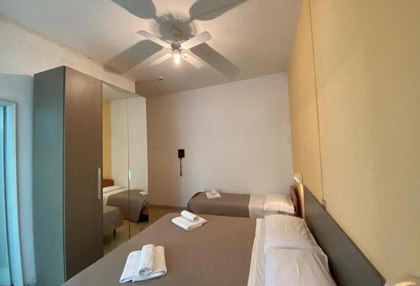 Camera Tripla Standard, Britta