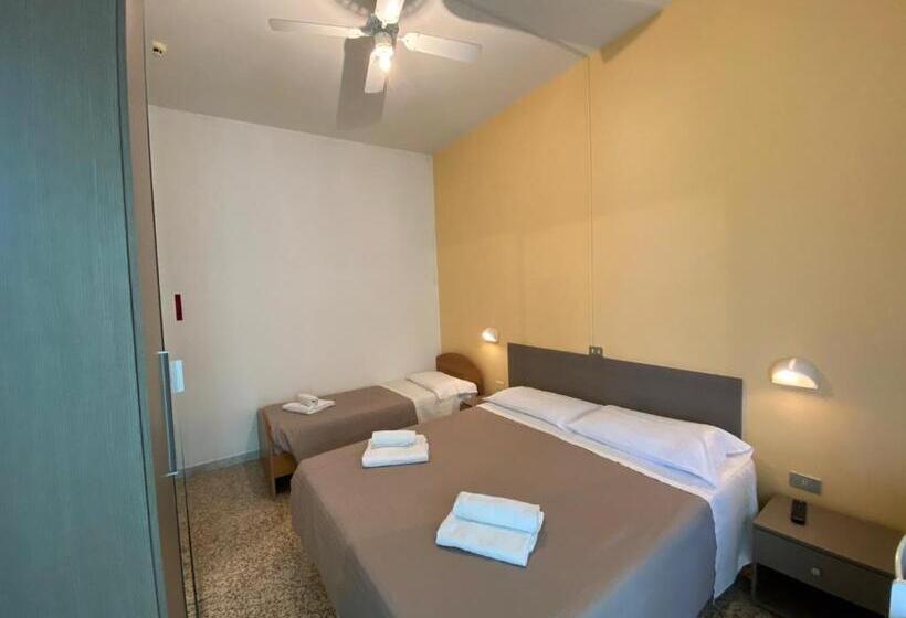 Camera Tripla Standard, Britta