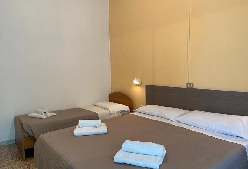 Camera Tripla Standard, Britta