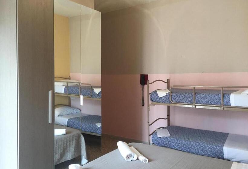 Camera Quadrupla Classica, Britta