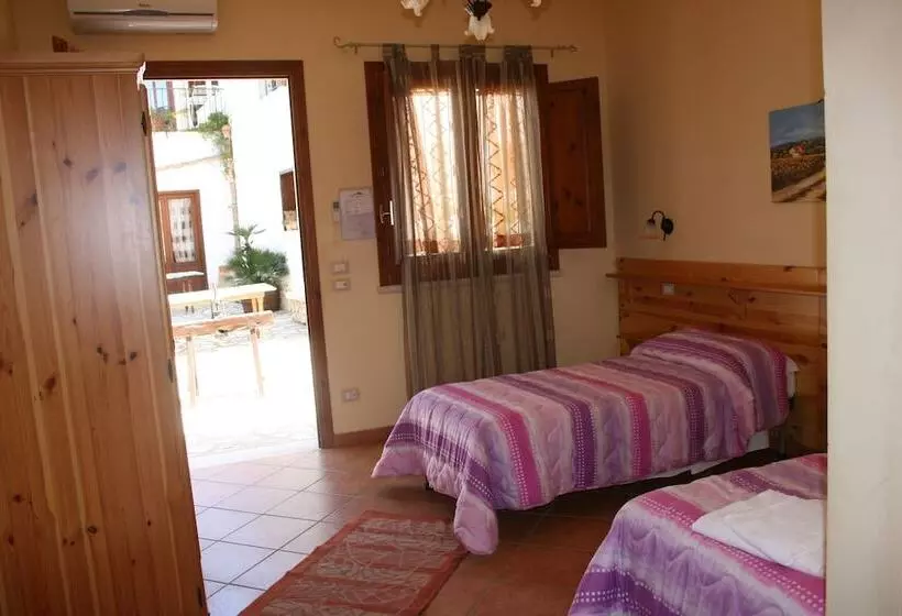 اتاق استاندارد, Il Cortile