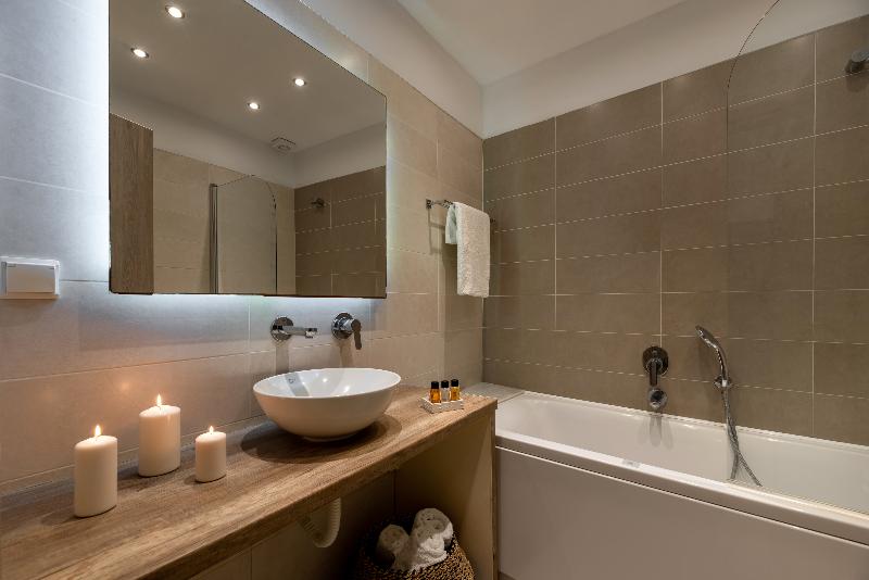 חדר דלוקס, Kalisperis