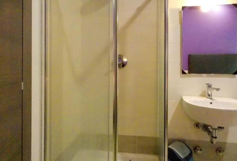 تختخواب در اتاق مشترک, Midtown Milano