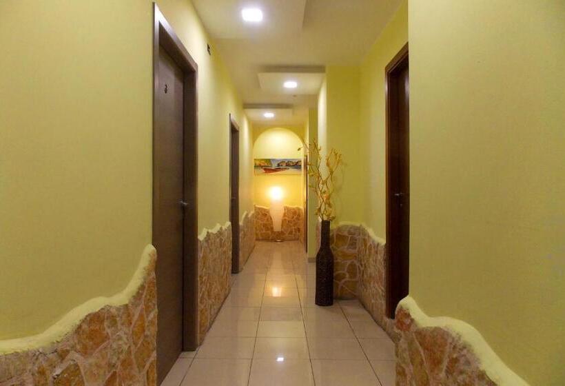 تختخواب در اتاق مشترک, Midtown Milano