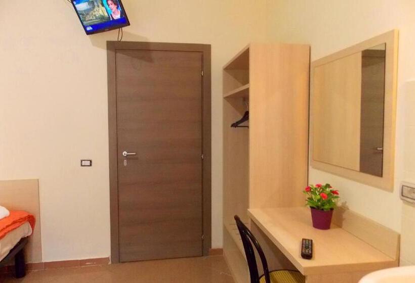 اتاق استاندارد با سرویس بهداشتی مشترک, Midtown Milano