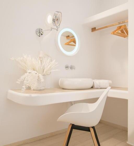 Номер Economy, Spiros