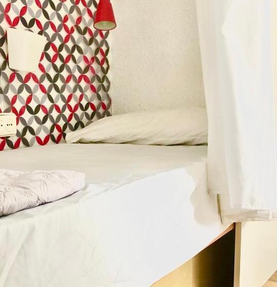 ルームシェアのワンベッド, Backpackers Las Eras