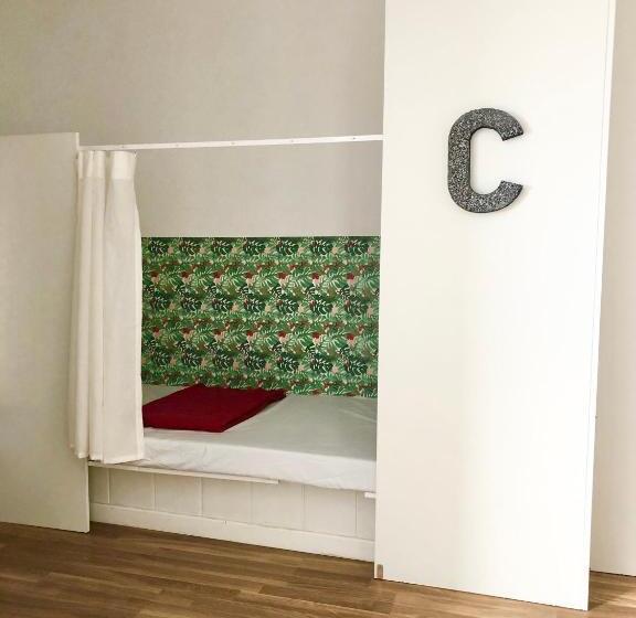 ルームシェアのワンベッド, Backpackers Las Eras