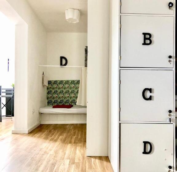 ルームシェアのワンベッド, Backpackers Las Eras