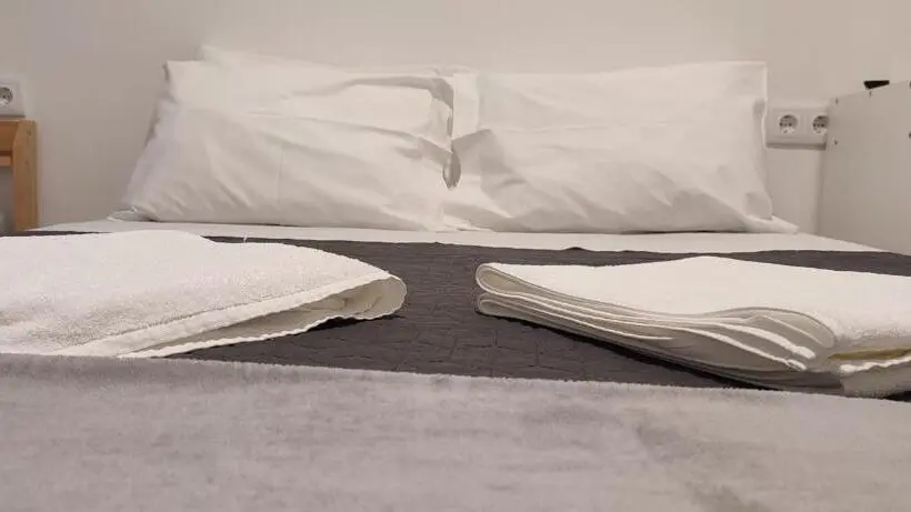 اتاق سه‌نفرۀ استاندارد با سرویس بهداشتی بیرون از اتاق, Habtiar Guest House