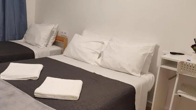 اتاق سه‌نفرۀ استاندارد با سرویس بهداشتی بیرون از اتاق, Habtiar Guest House