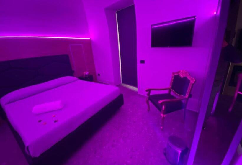 Номер Стандарт с Гидромассажем, Rebel Suite Love