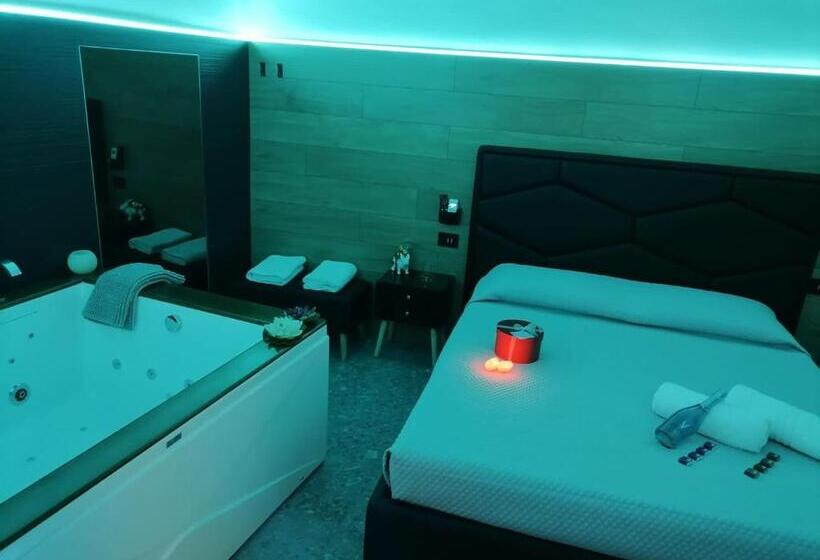 标准间带漩涡浴缸, Rebel Suite Love