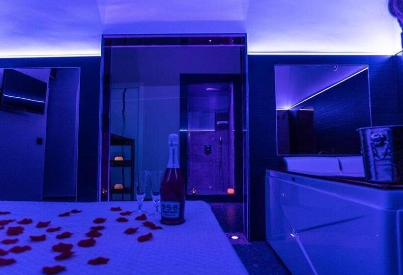 标准间带漩涡浴缸, Rebel Suite Love