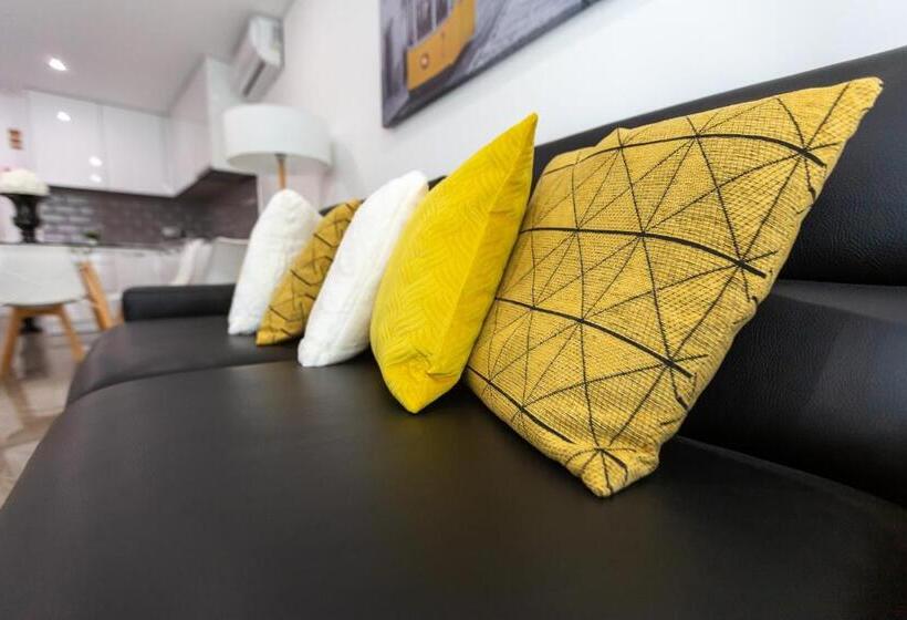 דירת חדר עם טרסה, Nell&and&jess