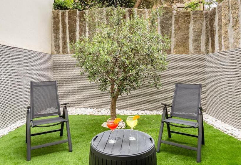 דירת חדר עם טרסה, Nell&and&jess