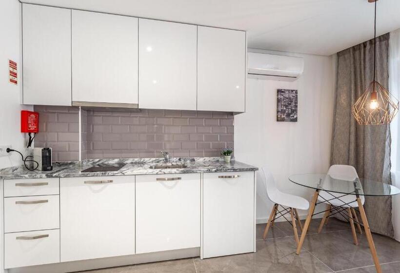 דירת חדר סופריור, Nell&and&jess