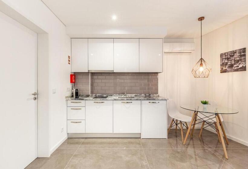 דירת חדר, Nell&and&jess