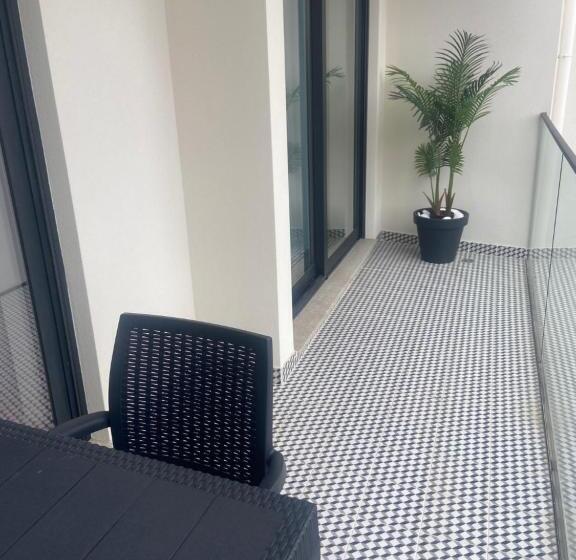 דירת חדר דלוקס, Nell&and&jess