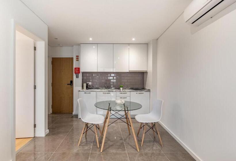 דירת חדר דלוקס, Nell&and&jess