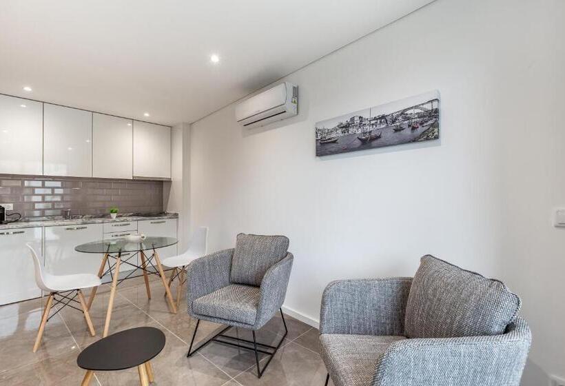 דירת חדר דלוקס, Nell&and&jess