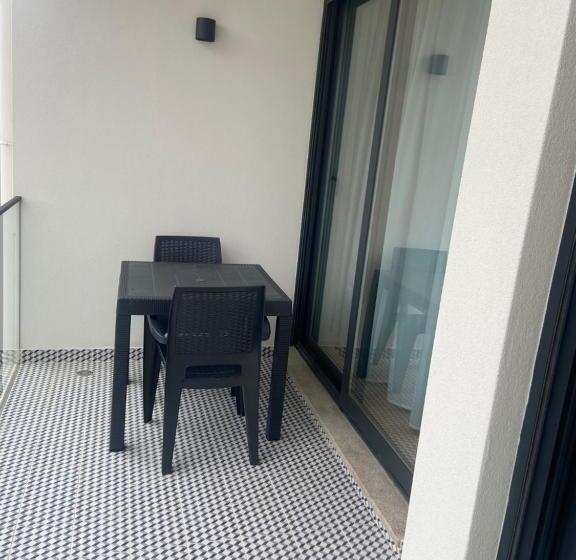 דירת חדר נוף לגינה, Nell&and&jess