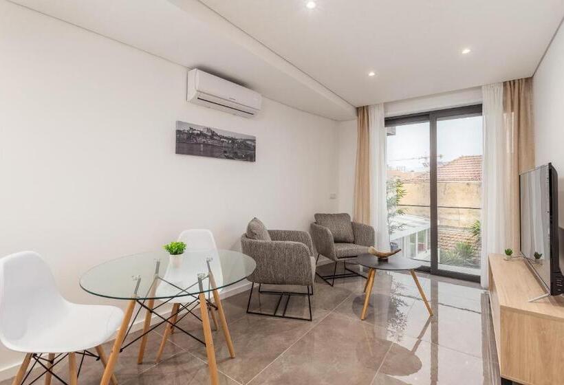 דירת חדר נוף לגינה, Nell&and&jess