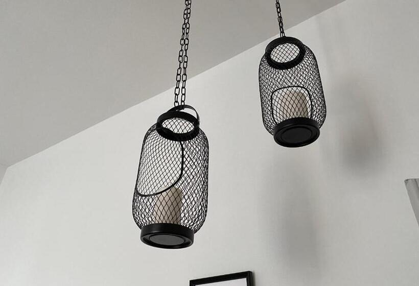 ガーデンビュースタンダードルーム, Frankie’s House