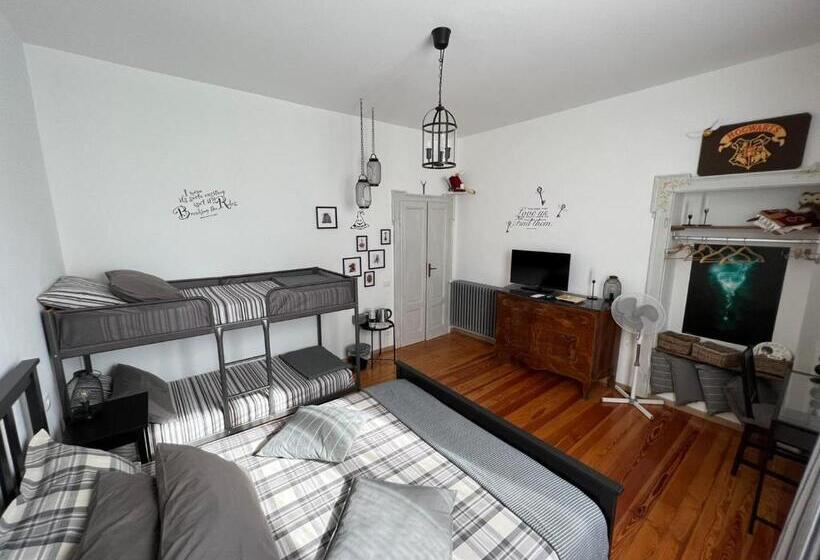 ガーデンビュースタンダードルーム, Frankie’s House