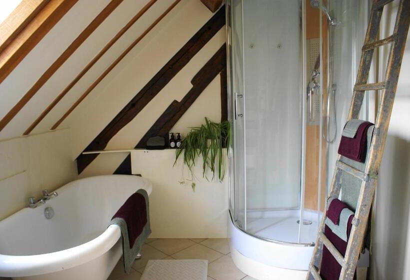 标准四人间共用浴室, Odiel & Gabrielle