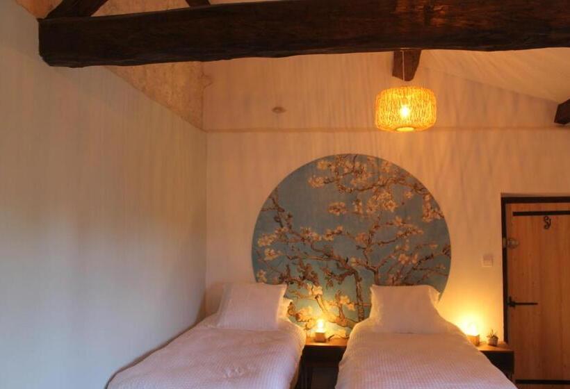 带大床的高级房间, Au Mas De Janita