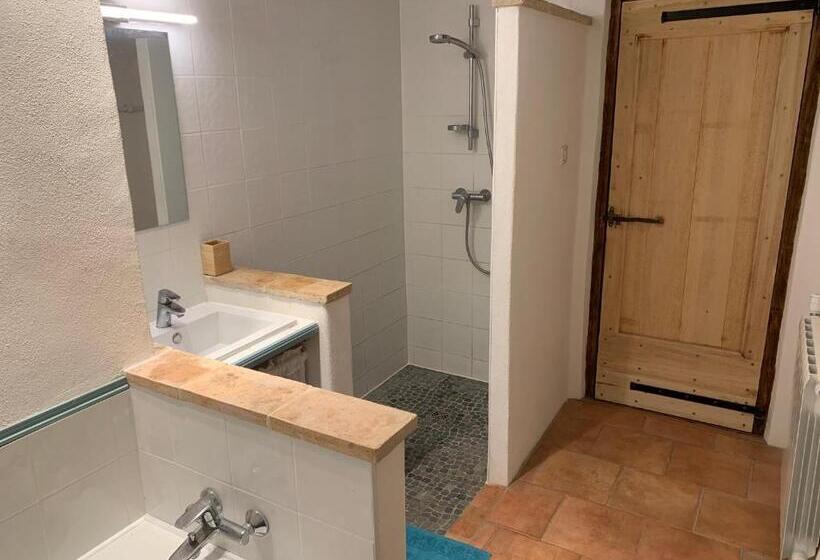 标准间, Au Mas De Janita