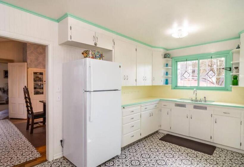 غرفة ديلوكس, Historical John Rast House Circa 1875