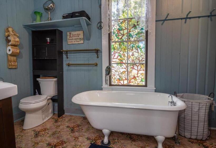 غرفة ديلوكس, Historical John Rast House Circa 1875