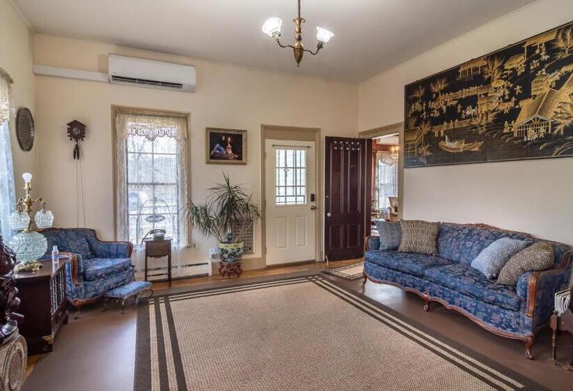 غرفة ديلوكس, Historical John Rast House Circa 1875