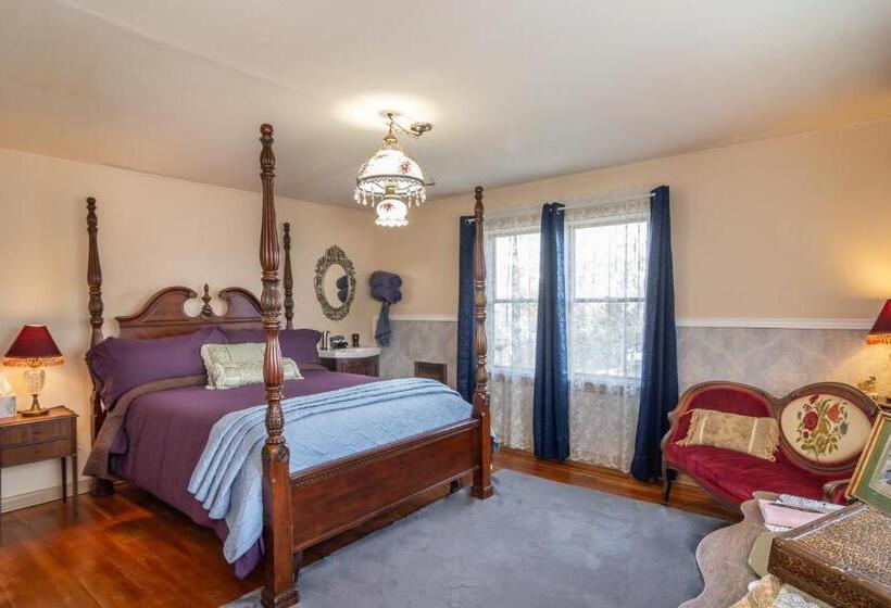 غرفة ديلوكس, Historical John Rast House Circa 1875