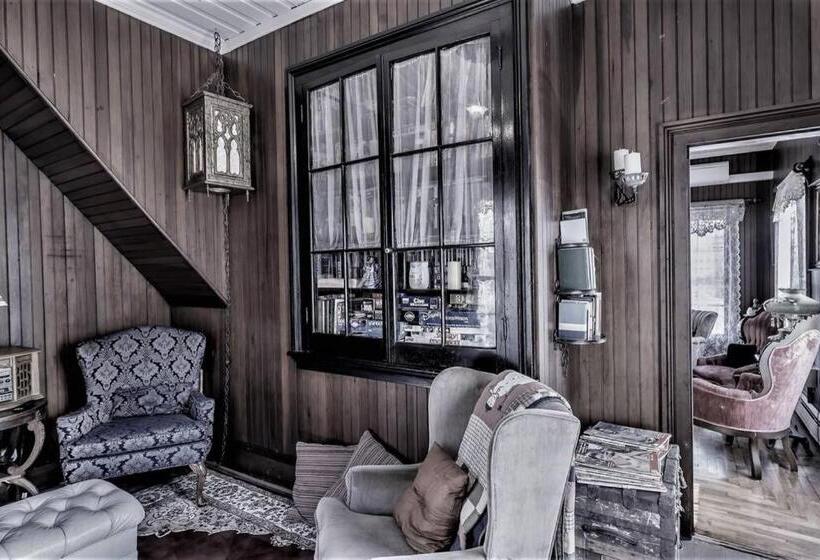 غرفة قياسية مزوَّدة بتراس, Historical John Rast House Circa 1875