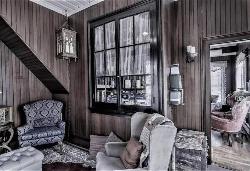 テラス付きスタンダードルーム, Historical John Rast House Circa 1875