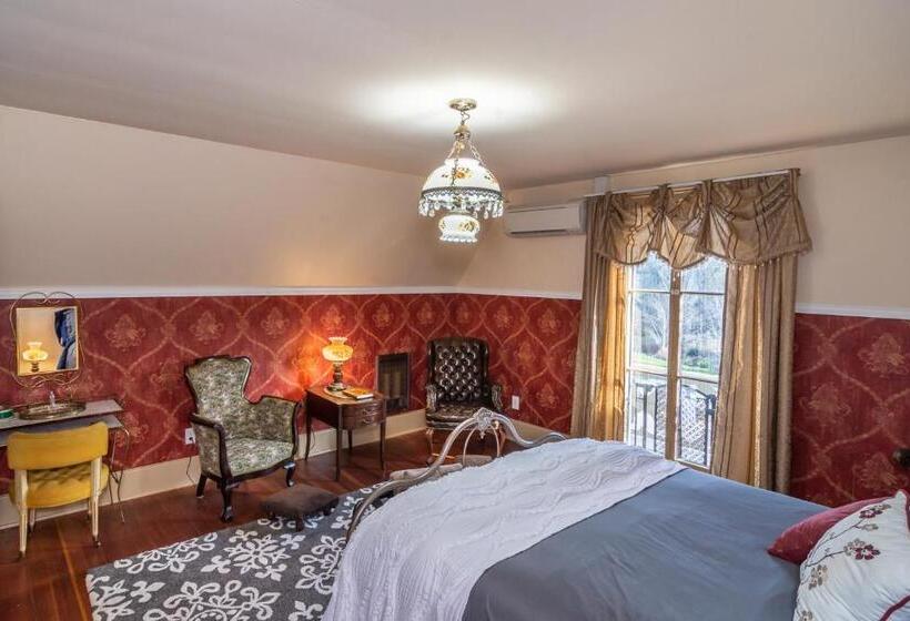 غرفة قياسية مزوَّدة بتراس, Historical John Rast House Circa 1875