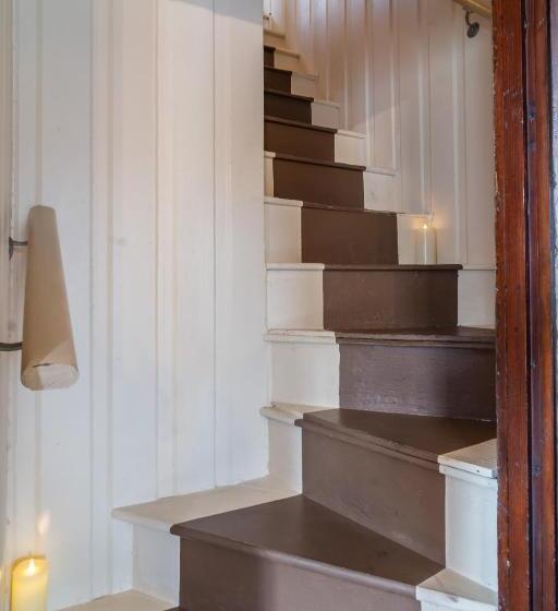 غرفة قياسية مزوَّدة بتراس, Historical John Rast House Circa 1875