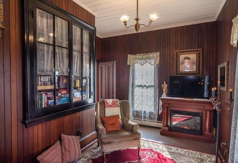 غرفة قياسية مطلّة علي الحديقة, Historical John Rast House Circa 1875