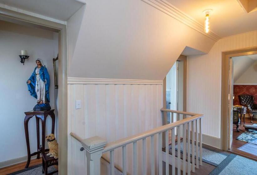 غرفة قياسية مطلّة علي الحديقة, Historical John Rast House Circa 1875