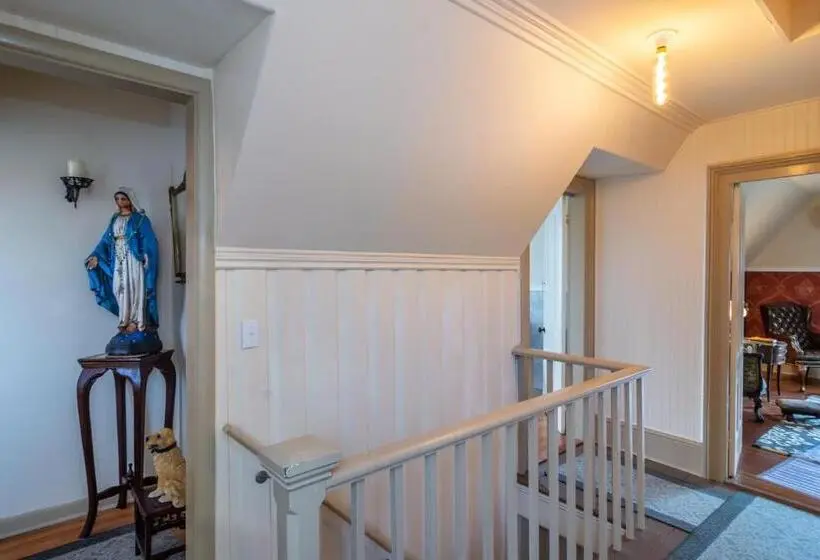 ガーデンビュースタンダードルーム, Historical John Rast House Circa 1875