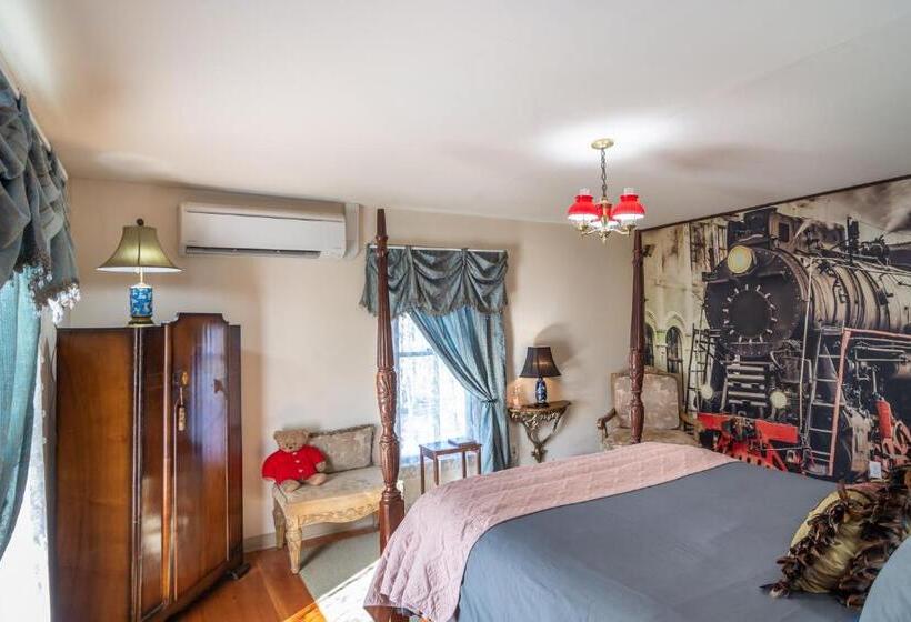 غرفة قياسية مطلّة علي الحديقة, Historical John Rast House Circa 1875