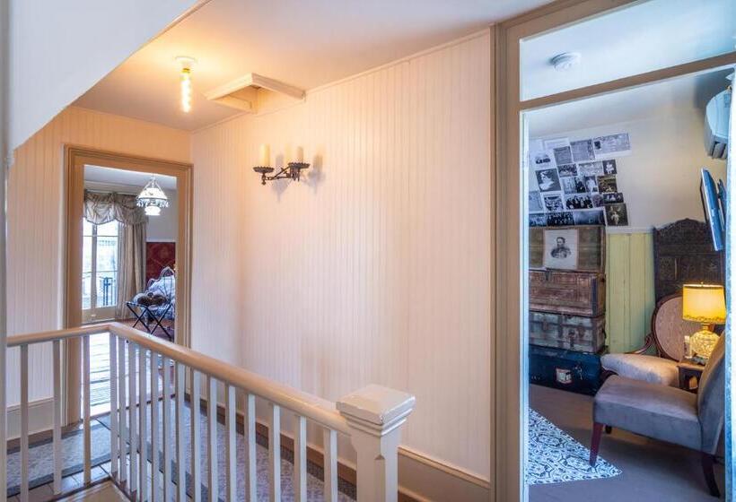 غرفة قياسية مطلّة علي الحديقة, Historical John Rast House Circa 1875