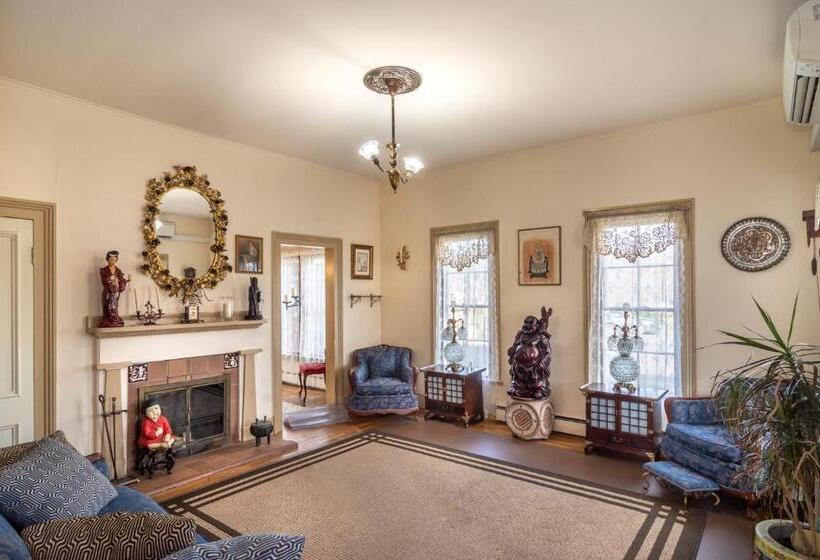 غرفة قياسية مطلّة علي الحديقة, Historical John Rast House Circa 1875